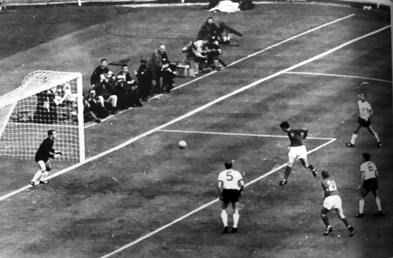 Geoff Hurst remata de cabeza ante Alemania en la final del Mundial de 1966, Wembley
